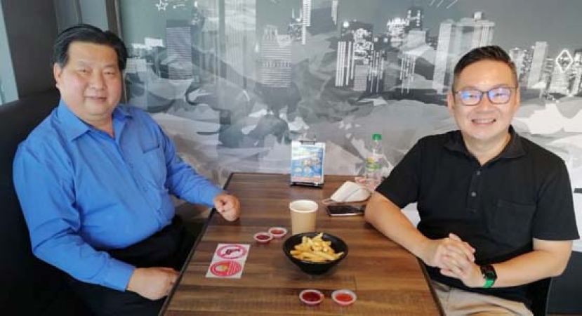 砂盟柏拉旺候选人程明智（右）与砂医总会长江宗兴致力推动坊间社险福利觉醒。