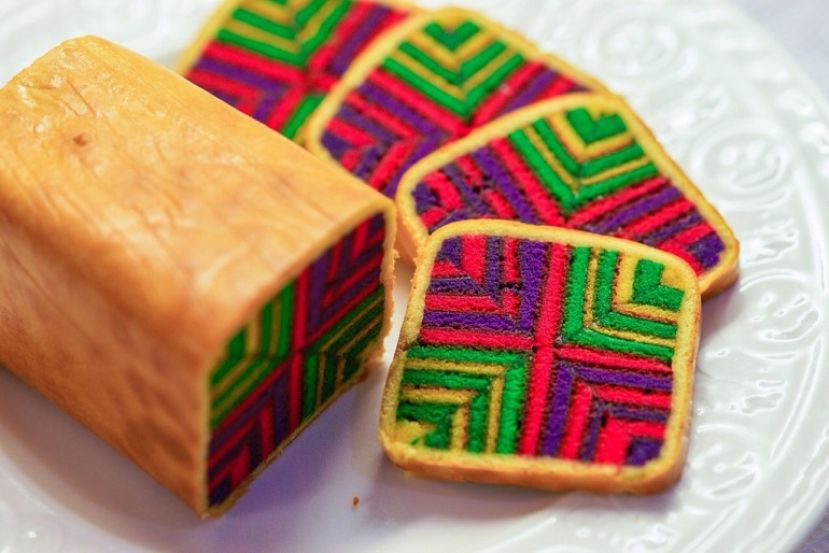 砂拉越千层糕千变万化，独有的条纹及大胆的颜色搭配。