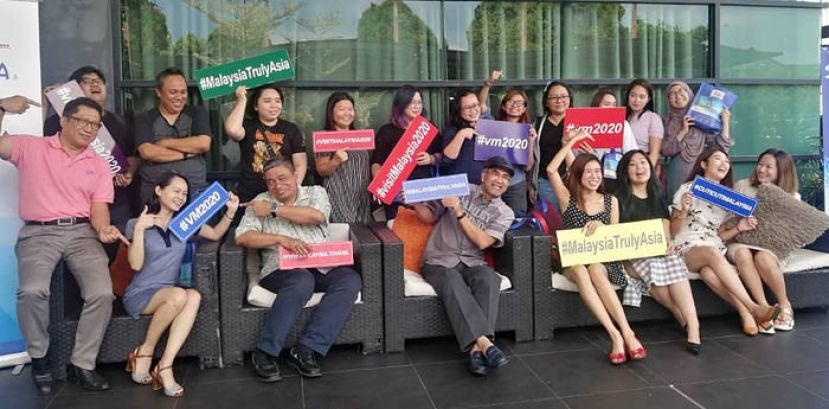 大马旅游局总监拿督慕沙尤索夫与媒体合影,推销2020观光年。