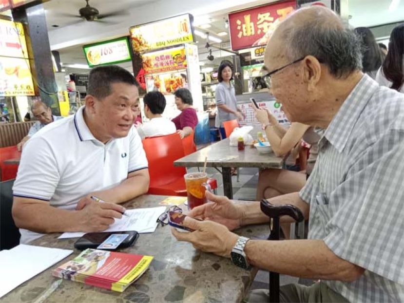 巴都林当区州立法议员施志豪（左）协助民众注册申请由砂拉越政府推出的&quot;年长者健康福利&quot;（SCHB）、砂基本需求援助计划援助金（SKAS）。