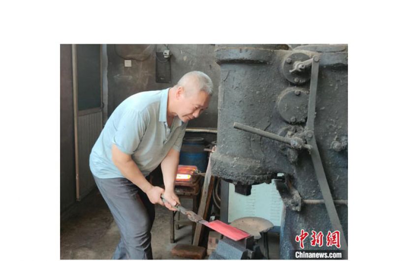 加热过红彤彤的刀坯正在锻打。