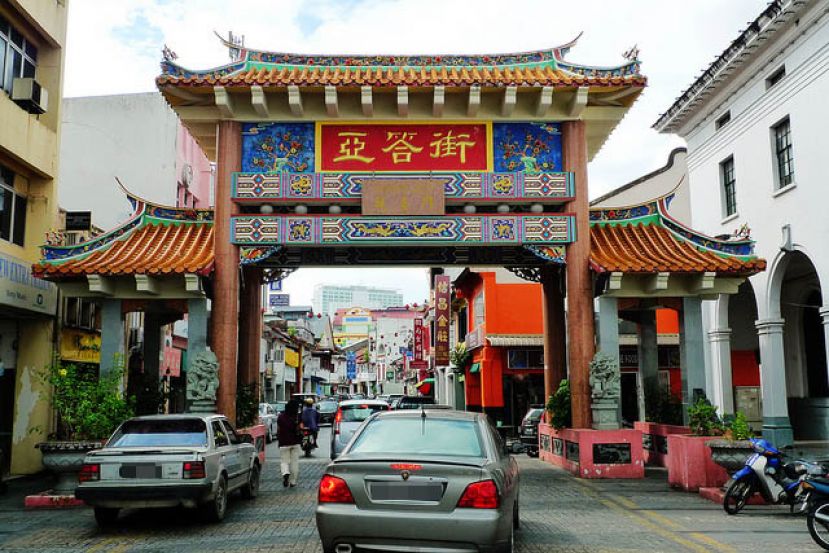 亚答街街口的华式排楼，让老街更具韵味。