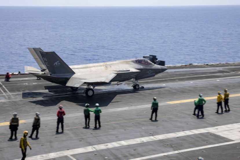 美军F-35C匿踪战机执行任务时起飞画面。