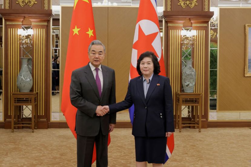 中国外交部长王毅9日飞抵平壤国际机场，朝鲜外务相崔善姬现场迎接，双方至锦绣山迎宾馆进行会谈。