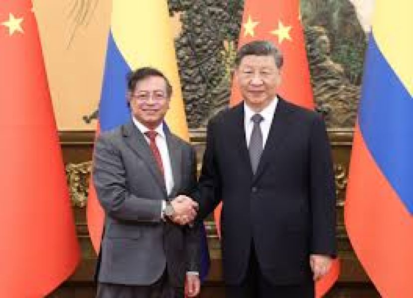  习近平（右）14日在北京人民大会堂会见来华出席中拉论坛第4届部长级会议的哥伦比亚总统佩特罗（左）。