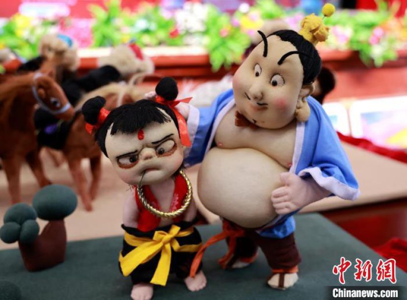 目前，绣塑布偶在新疆旅游市场上很&ldquo;受宠&rdquo;。