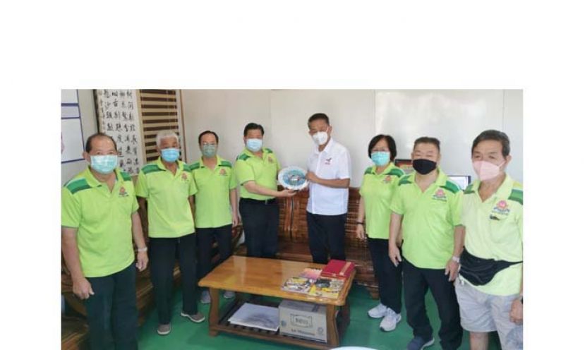 中砂六桂堂宗亲会主席江宗兴（左4）联袂宗亲赠送纪念品予拿督陈冠勋（左5）。