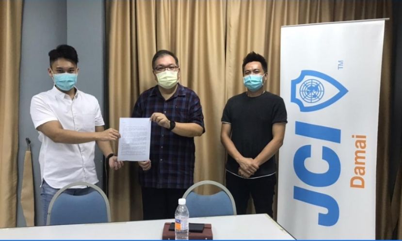 导师拿督黄国辉（左二）移交第一期文章予读书会筹委会主席陈盛慷（左一），以及达迈国际青年商会会长陈武祥（右一）。