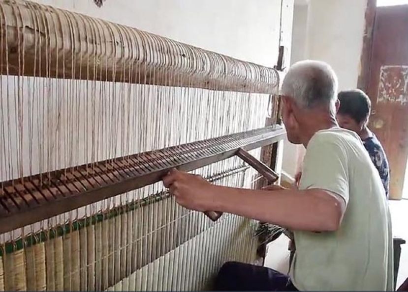 探秘广西壮族&ldquo;草席村&rdquo;  一张草席敲打5000次