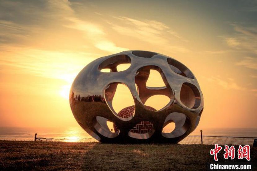 澳大利亚悉尼市政府永久收藏张燕根作品《海巢》。