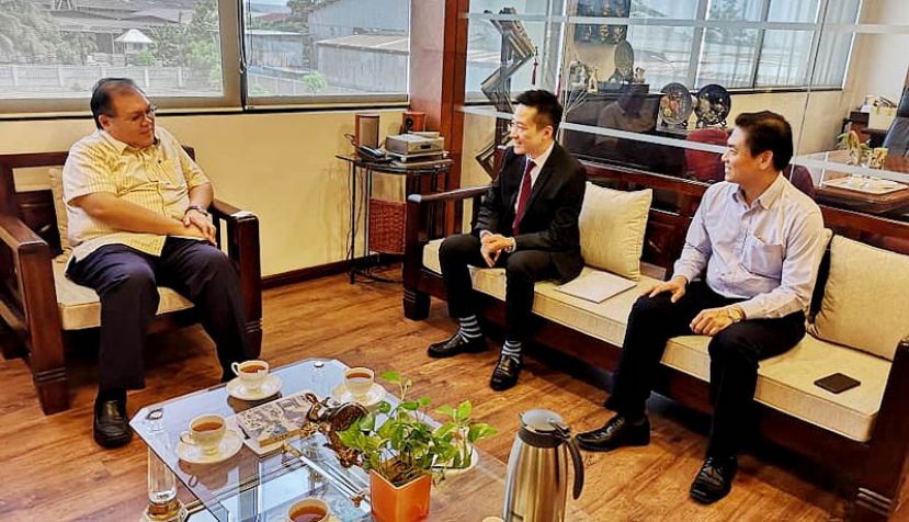 交流会上众人愉快交谈，左起为黄文彬集团董事拿督黄国辉、华夏基金（香港）有限公司业务拓展部总监諸人进及兴业银行（东马区）副总裁杨詠升。