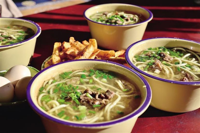 跟着《日光之城》  一起探索拉萨的美食世界