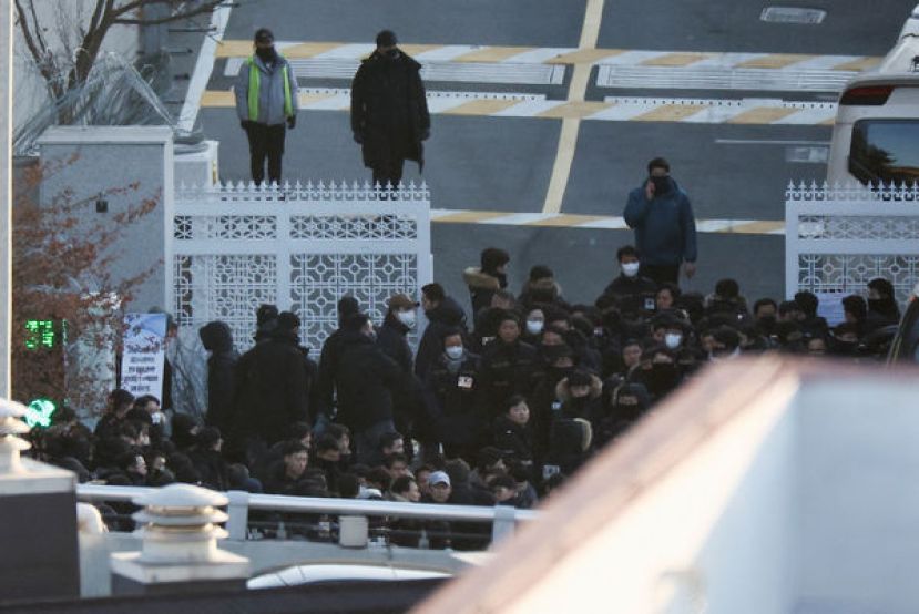 ●韩公搜处人员和警方15日凌晨4时前往总统尹锡悦官邸执行第2次逮捕令。