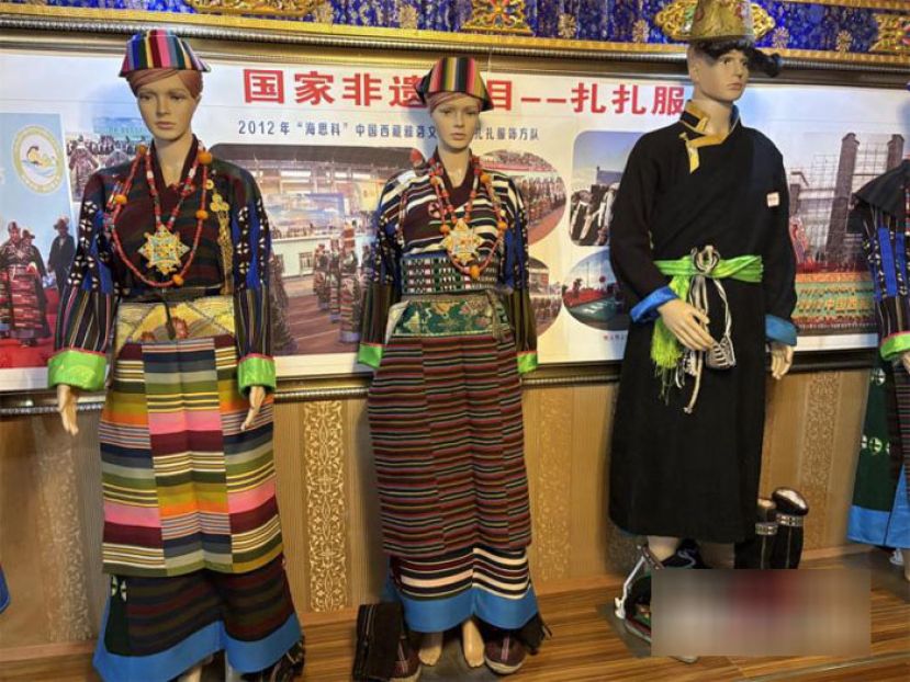 国家级非物质文化遗产——扎扎服饰。