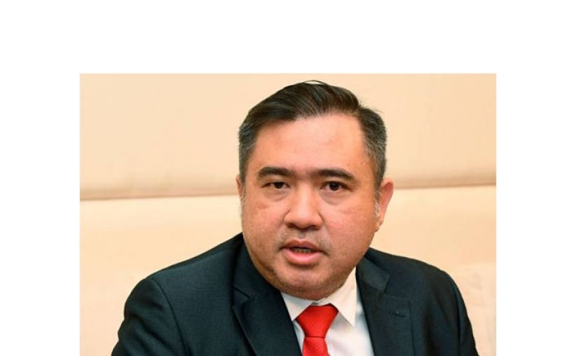 交通部长陆兆福。
