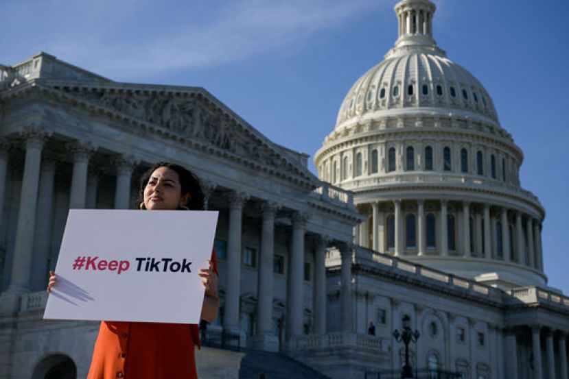 美国民众在国会山庄举牌示威，反对立法打击TikTok。