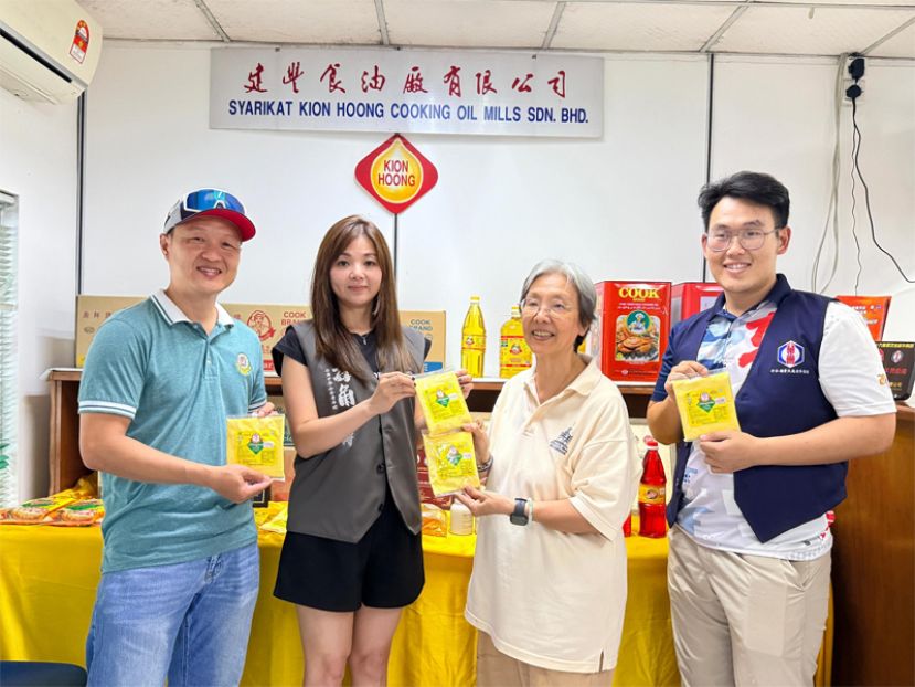 石角中华公会青年团署理团长赖施憓（左2）向建丰食油厂有限公司代表领取赞助品。