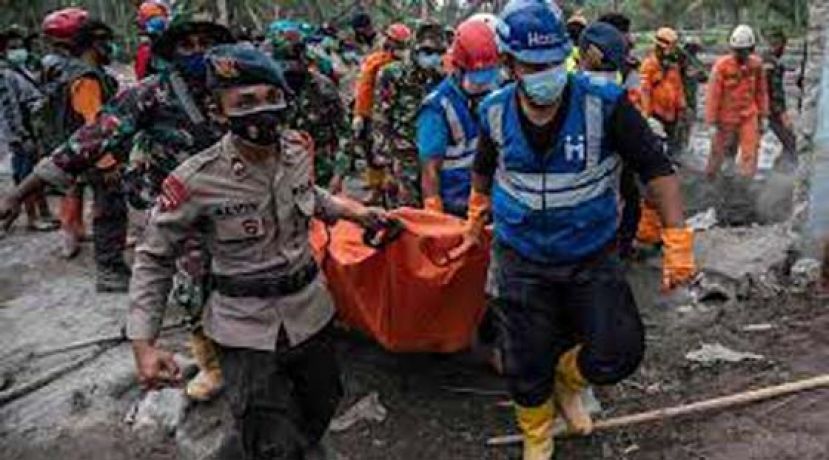 印尼搜救人员周一在卢马姜县的桑伯乌鲁赫村，寻获一具遗体。