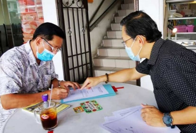 天猛公陈如飞（左）与人联党峇都林当支部主席薛华东联手处理无国籍孩童求学问题。