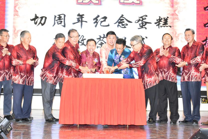 图示：共切中友会69周年纪念蛋糕。左五为砂地方政府与房屋部长拿督沈桂贤、中国驻古晋总领事程广中（右四)和会长拿督黄国辉（左四）。