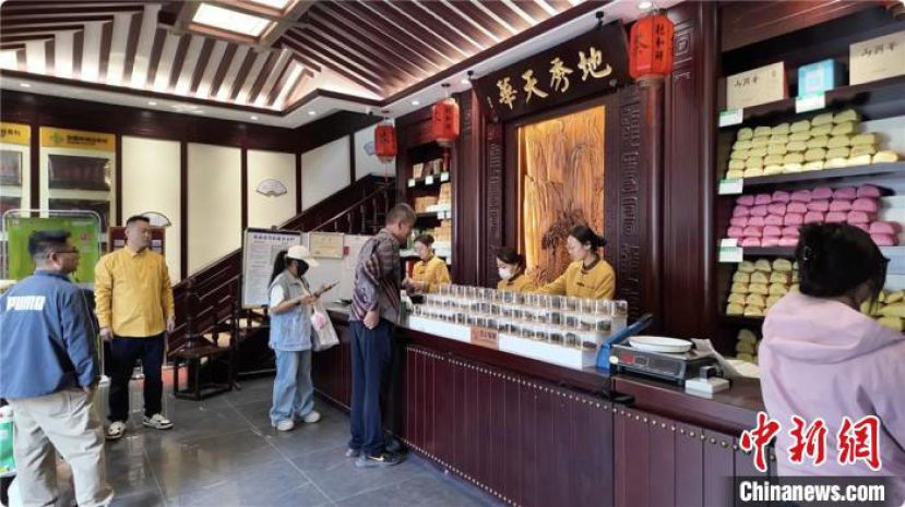 太原老字号茶庄，吸引几代茶客。