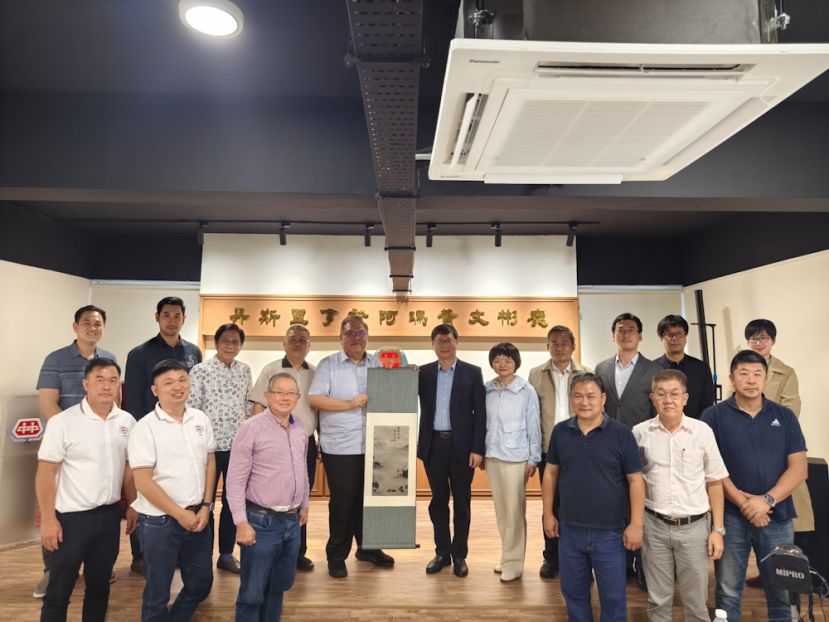 江苏科技大学副校长潘锦全教授（后排右六）赠送校训书法予古晋中华中学校友会会长拿督黄国辉（后排左五）。