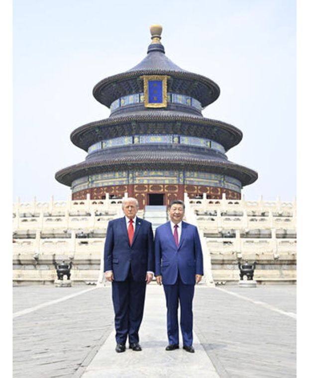 习近平陪特朗普参观天坛祈年殿。
