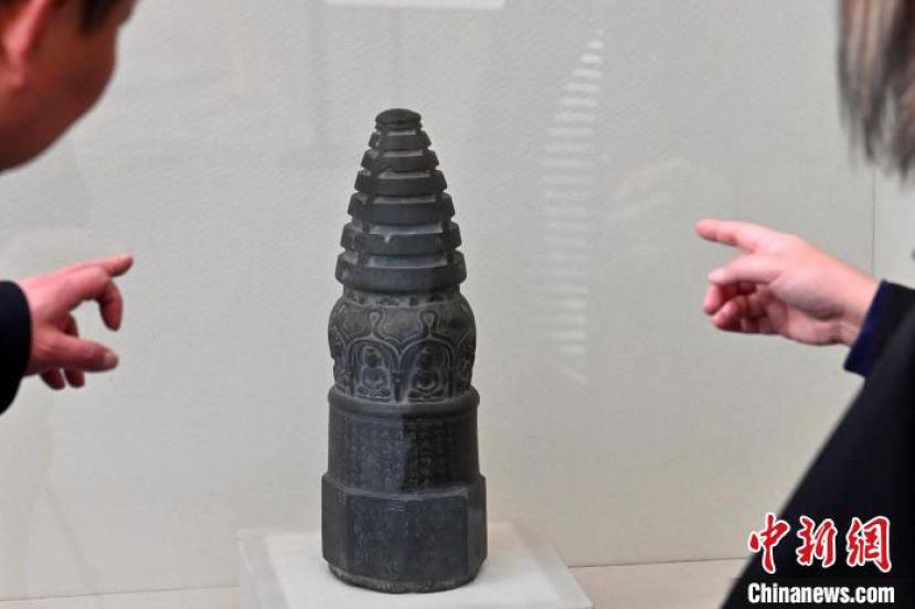 游客参观高善穆石造像塔。