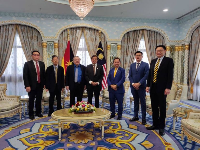 砂总理拿督巴丁宜阿邦佐哈里(中)与砂中友好协会代表团合影。右3为副总理拿督斯里沈桂贤、会长拿督黄国忠(左3)、副会长拿督陈日枝(左2)、 秘书长许瑞益(右2)、财政王运才博士(左1)和副财政王志强(右1)。