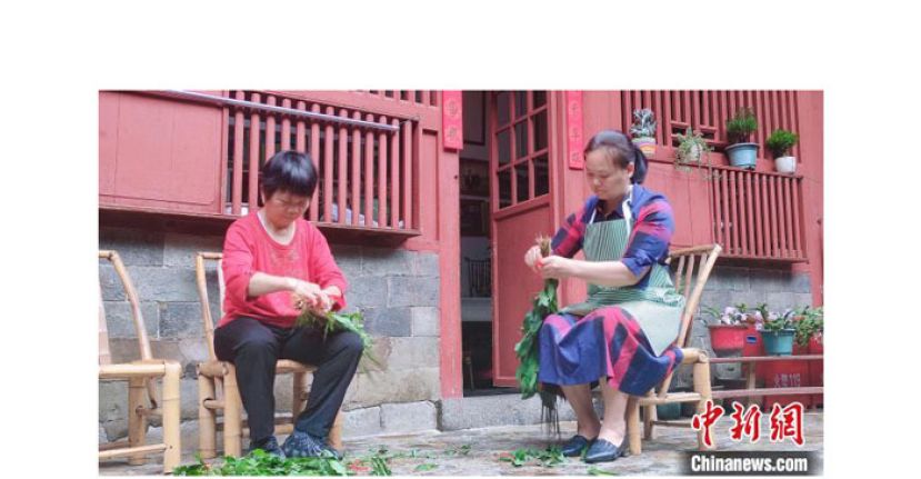 村民忙着准备挂艾叶。