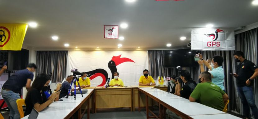 砂人联党主席拿督斯里沈桂贤（中）召开新闻发布会。