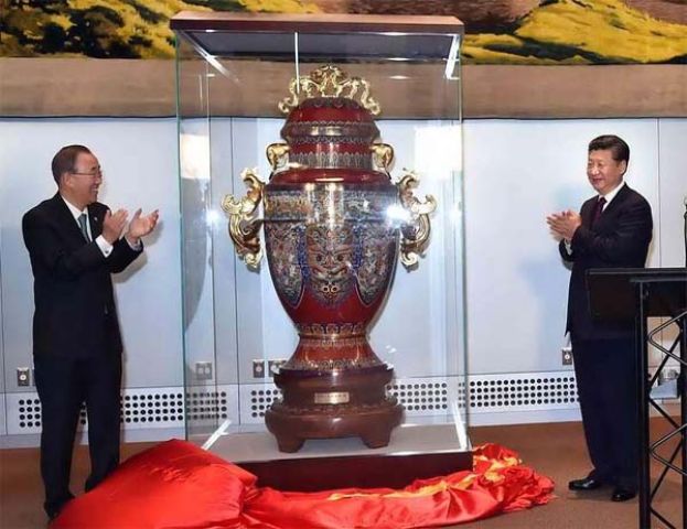 2015年9月27日，习近平在纽约出席中国向联合国赠送“和平尊”仪式。时任联合国秘书长潘基文出席。（图：新华社）