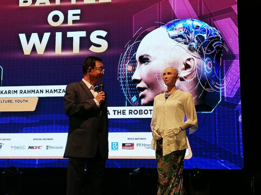 砂旅游、艺术、文化、青年与体育部部长拿督阿都卡林韩沙(左)与机器人索菲亚(右)进行一场人类智慧与人工智能的对话。