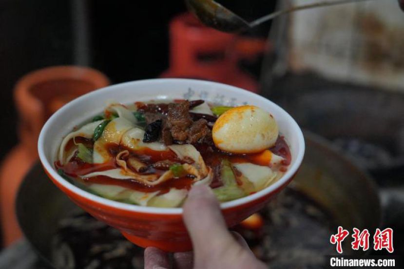 一碗刚出锅的太和羊肉板面。