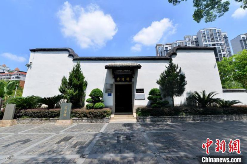 位于福建省福州市台江区棺后街21号的柔远驿，门前立着一块&ldquo;中日友好 万古长青&rdquo;石碑。