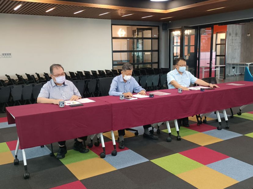 汇报会进行时摄，左起为副会长拿督黄国辉、会长拿督陈日枝及总秘书蔡文铎律师。