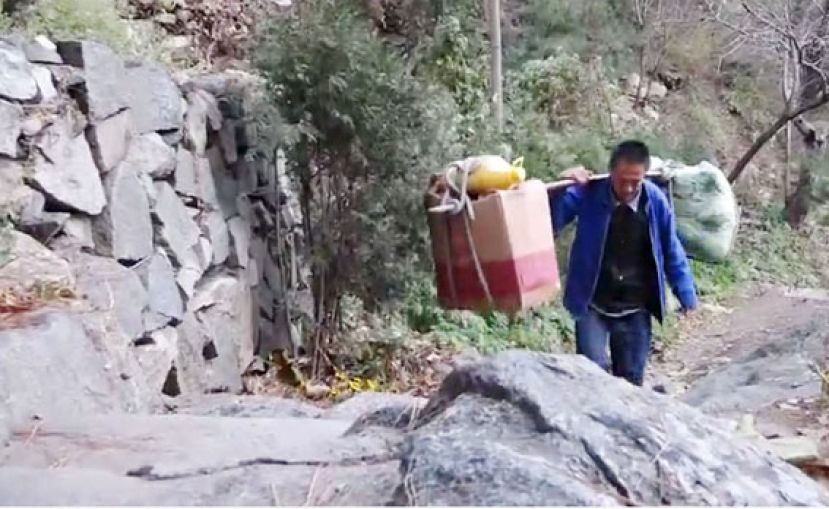 即将消失的泰山挑山工：每天挑百斤物品过万级石阶