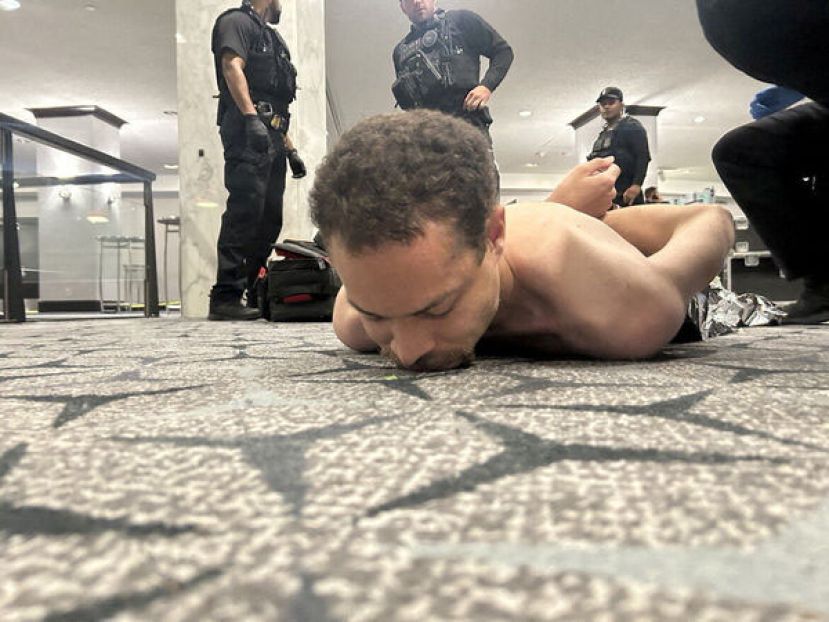 美国白宫晚宴枪击案31岁枪手艾伦已在现场被捕。