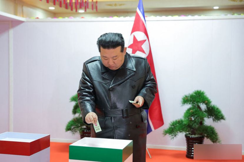 朝鲜最高领导人金正恩周日在朝鲜咸镜南道投票站投票。