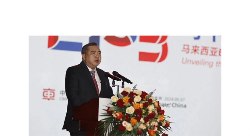 交通部长陆兆福。