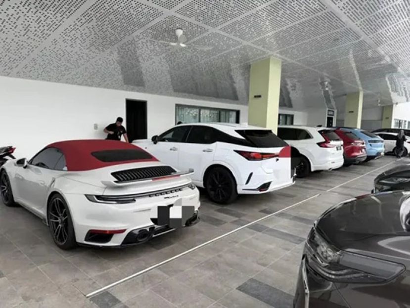反贪会所充公的18辆豪车，包括保时捷及奔驰等。（反贪会图）