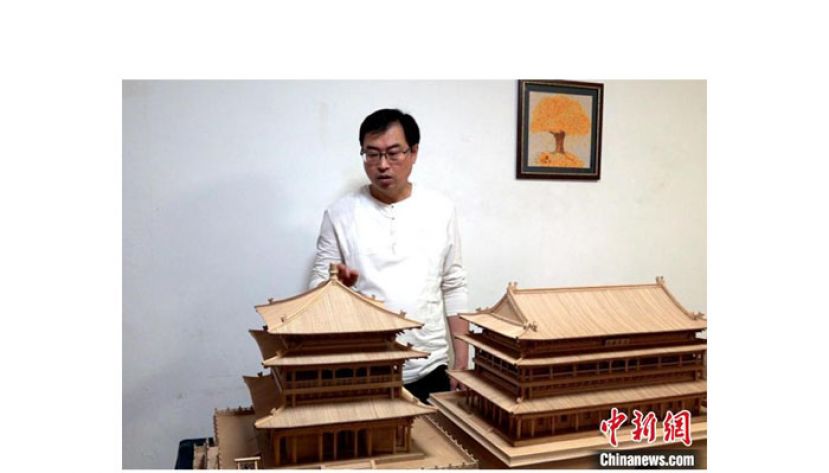 张欣介绍制作的明代&ldquo;钟鼓楼&rdquo;。