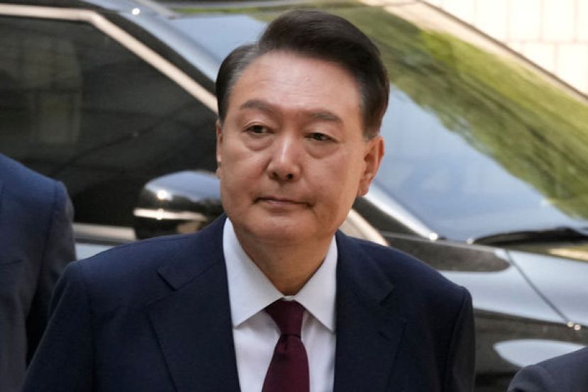 韩国前总统尹锡悦12日上午抵达首尔中央地方法院，对于记者提问不发一语、快步进入法院。