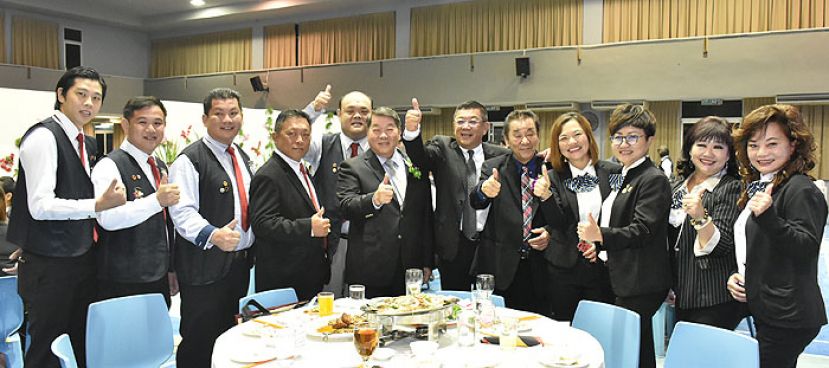 晋汉连省华总会长拿督黄良杰(右六)、青年团团长林学定(左五)及妇女组主任张慧娇(右四)联合宣布,将分别竞选砂华总总会长、 砂华青总团长、砂华总妇女部主任职位后,与中华大会堂总秘书长拿督黄益隆博士(左六)及晋汉连省华总执行顾问黄张金发(右五)合照。