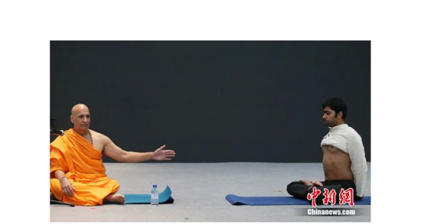 印度瑜伽大师带领弟子为学员授课。