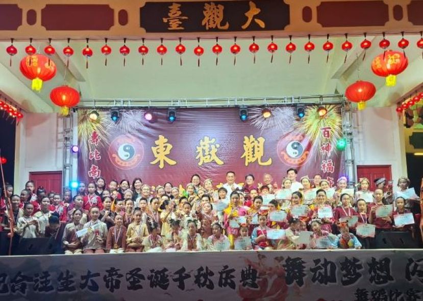 小学组的参赛者，在颁奖礼后和主宾及嘉宾们合影。