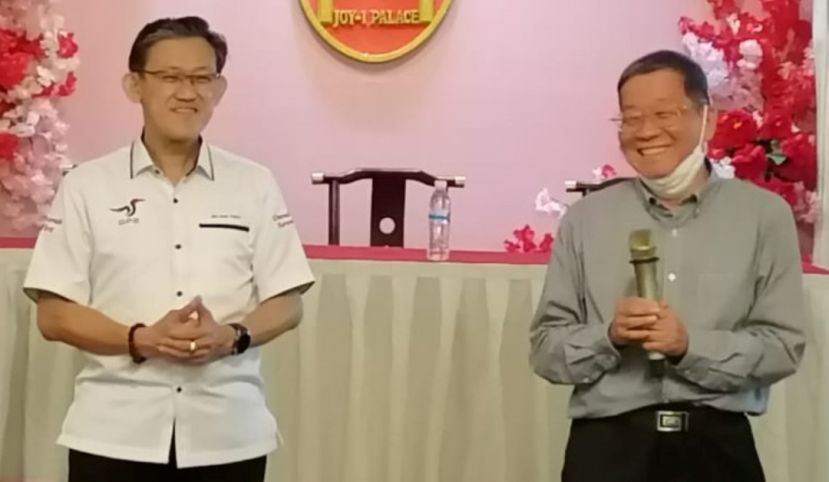  拿督邓伦奇（右）为人联党峇都林当区潜能候选人薛华东（左）备战激励营站台。