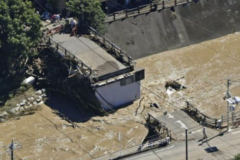 受大雨影响，流经静冈县滨松市天龙区的二俣川上，一座桥梁桥面不敌河水暴涨遭冲毁。