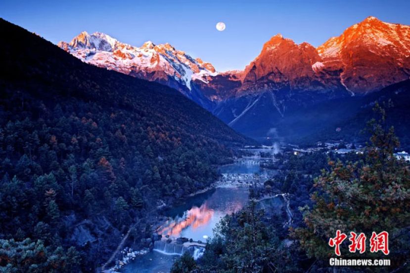 云南丽江玉龙雪山蓝月谷。