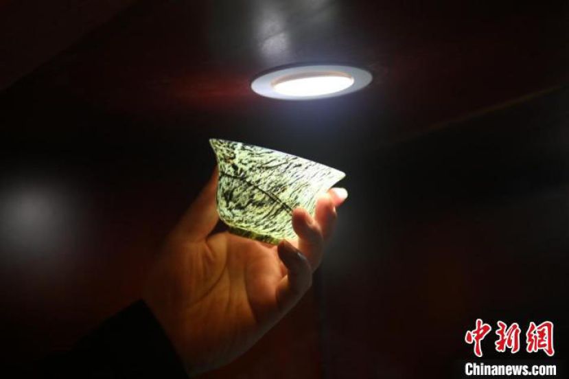 在酒泉市夜光杯厂展示的夜光杯雕工艺。